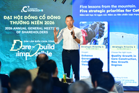 Ông Bolat Duisenov, Chủ tịch HĐQT Công ty cổ phần Xây dựng Coteccons trình bày tại Đại hội đồng cổ đông thường niên
