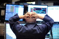 Chứng khoán Mỹ giảm mức kỷ lục 6 tháng, vàng tăng vọt