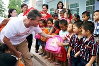 Giúp trẻ thoát cảnh luồn rừng chèo thuyền đi học