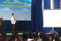 Ông Nguyên Long Duy, chuyên gia của Tetra Pak phổ biến công nghệ chế biến và đóng gói tiệt trùng với sinh viên