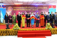 Thứ trưởng Bộ Công Thương Việt Nam Nguyễn Cẩm Tú, Thứ trưởng Bộ Công Thương Lào 
Somchith Inthamit cắt băng khai mạc Hội chợ