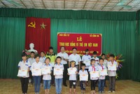 Báo đầu tư trao 70 suất học bổng trong chuyến hành hương về “Thủ đô khu giải phóng“