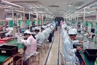 Xuất khẩu tiếp tục cải thiện, trong đó ấn tượng hơn cả là ngành điện tử.