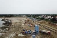 Dự án đường dẫn cầu cửa Đại trên do liên danh CTCP Đạt Phương và Công ty TNHH Xây dựng Phú Vinh đảm nhiệm thi công