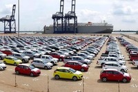 Doanh số bán ra giảm sút, hãng xe ôtô đua nhau giảm giá để kích cầu