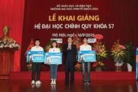 Ông Nguyễn Quang Phi, Tổng giám đốc Tập đoàn Bảo Việt trao tặng học bổng cho các thủ khoa Trường đại học Kinh tế Quốc dân