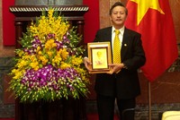 Phó TGD Nguyễn Thành Quang - đại diện Lãnh đạo Tổng công ty Bảo Việt Nhân thọ nhận thư khen và kỷ niệm chương của Chủ tịch nước