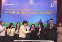 Bà Thân Hiền Anh, Tổng giám đốc Bảo Việt Nhân thọ và ông Hoàng Văn Tiến - Giám đốc Quỹ Bảo trợ trẻ em Việt Nam 