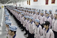 Soi công nhân sản xuất iPhone qua khe cửa nhà máy