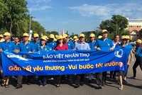 Bà Đào Hồng Lan - Thứ trưởng Bộ Lao động Thương binh xã hội tham gia đi bộ gây quỹ vì trẻ em