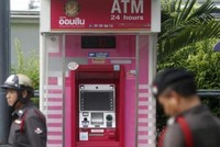Cảnh sát canh gác quanh cây ATM đầu tiên bị trộm tại Bangkok. Ảnh:Bangkok Post