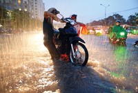Một số lưu ý đi xe máy khi mưa ngập