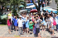“Cháy tour”, dịch vụ tăng giá gấp 3, khách vẫn ùn ùn đi du lịch