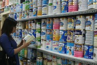 Giá sữa bán buôn giảm mạnh, sữa bán lẻ vẫn đứng yên