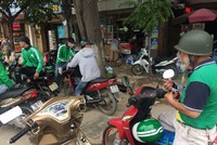 Kiếm khá nhờ “mượn” thương hiệu, xe ôm truyền thống “cố thủ” với nghề