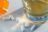 Vì sao không nên uống rượu khi đang dùng kháng sinh?