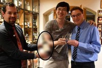 Nhà văn Zhang Wei (đứng giữa) tốn 10.000 USD để mua một ly rượu "dỏm" tại khách sạn Waldhaus am See, Thụy Sĩ. (Nguồn: AFP/ Getty)