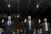 Đại diện Facebook, Twitter và Google tuyên thệ tại một phiên điều trần về chống tội phạm và khủng bố tại Thượng viện Washington D.C. Ảnh: Bloomberg