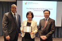 Đại diện Vietcombank, bà Nguyễn Thị Xuân Hòa (đứng giữa), Trưởng Trung tâm Thanh toán nhận giải thưởng do Tạp chí The Asian Banker trao tặng