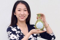 Chuyên gia Yexue Li của Swaves đang cầm chiếc bình nhỏ