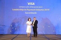 Đại diện Sacombank, ông Phạm Đức Duy - Giám đốc Trung Tâm Thẻ nhận giải thưởng từ bà Đặng Tuyết Dung - Giám đốc quốc gia Visa Việt Nam và Lào.