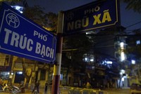 Phố Trúc Bạch tối 6/3 (ảnh infornet)