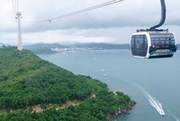 Vài năm trở lại đây, nhiều tập đoàn lớn đầu tư nhiều dự án du lịch, nghỉ dưỡng ở Phú Quốc nên giúp hòn đảo này trở thành một điểm đến lí tưởng cho du khách trong và ngoài nước