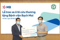 MB trao tặng 2 xe cứu thương cho Bệnh viện Bạch Mai