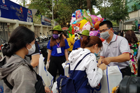 Đại diện VietCredit trao tặng những phần quà Tết cho thanh niên, công nhân lên xe về quê