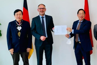 Tham tán Thương mại Việt Nam tại Đức - ông Bùi Vương Anh, ông Carsten Hasbach - Giám đốc Quan hệ Chính phủ của Siemens Energy và ông Nguyễn Thanh Hùng - Phó chủ tịch HĐQT Bamboo Capital (từ phải sang trái)