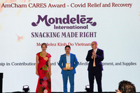 Ông Bùi Khánh Nguyên, Giám Đốc Truyền Thông và Đối Ngoại Mondelez Kinh Đô nhận giải thưởng do Quyền Tổng Lãnh sự Lãnh sự quán Hoa Kỳ tại Thành phố Hồ Chí Minh (ngoài cùng bên phải), Ông Robert Greenan và Giám đốc Điều hành AmCham Việt Nam, Bà Mary Tarnowka, trao tặng