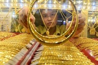 Giá vàng hôm nay ngày 25/2: Giá vàng trong nước đắt hơn thế giới gần 13 triệu đồng/lượng