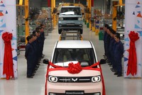 Ngày 24/5, chiếc ô tô điện mini đầu tiên của Việt Nam đã được xuất xưởng tại nhà máy xe điện của TMT Motors tại Hưng Yên