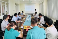 Buổi làm việc giữa Thứ trưởng Bộ NN-PTNT Phùng Đức Tiến cùng các đơn vị liên quan về vacxin DACOVAC-ASF2 tại Trung tâm Chẩn đoán thú y Trung ương ở Sóc Sơn, Hà Nội