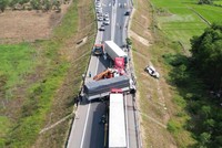 Hiện trường vụ tai nạn giao thông trên cao tốc Cam Lộ - La Sơn khu vực TP Huế hôm 18/2/2024.