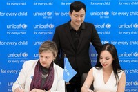 Hannah Olala ký cam kết với bà Rana Flowers - Đại diện UNICEF Việt Nam về việc quyên góp tổng cộng 25 tỷ đồng (1 triệu USD) cho UNICEF Việt Nam. Hiện cô đã chuyển khoản cho tổ chức này 10 tỷ đồng. 