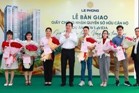 Đại diện Tập đoàn Lê Phong trao giấy chứng nhận quyền sở hữu căn hộ và hoa cho cư dân.
