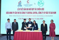 Bà Trần Thị Dịu Hòa (Phải) cùng đại diện UBND TP. Cẩn Thơ ký kết bản ghi nhớ hợp tác chiến lược (ảnh: Trọng Tín)