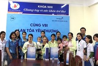 Công ty Bảo hiểm VietinBank Hà Nội (VBI Hà Nội) đã đến thăm hỏi, tặng quà cho những bệnh nhân nhi ở Bệnh viện Đa khoa Mê Linh