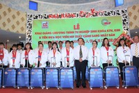 Ông Lê Thanh Thuấn, Chủ tịch Tập đoàn Sao Mai và lãnh đạo MIF tặng quà cho các thực tập sinh được đưa sang Nhật làm việc