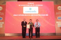 Đại diện Khang Điền nhận giải thưởng Top 10 doanh nghiệp niêm yết uy tín nhất năm 2019 từ Ban tổ chức.