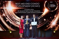 Đại diện công ty Khang Điền nhận giải Best Mid End Condo Development - HCMC dành cho dự án Lovera Vista.