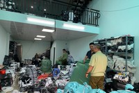 Bắt kho hàng chứa hàng vạn sản phẩm giả các nhãn hiệu LV, Gucci, Nike tại Hoàng Mai, Hà Nội
