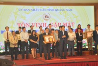 Đại diện nhà máy Number One Chu Lai nhận bằng khen của UBND tỉnh Quảng Nam
