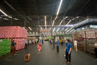 Phó tổng giám đốc Tân Hiệp Phát, bà Trần Uyên Phương và cán bộ nhân viên tổ chức sinh hoạt chung trong thời gian “3 tại chỗ”