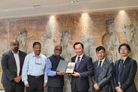 Đại sứ Phạm Sanh Châu và nhóm "Phản ứng nhanh về Thuốc và Vaccine làm việc với Ấn Độ tại Bangalore ngày 18/8.