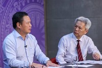 Thứ trưởng Bộ Lao động - Thương binh và Xã hội Lê Văn Thanh (trái) trao đổi tại Tọa đàm.