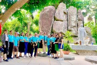 Đông đảo du khách vừa đi tham quan Điện mặt trời An Hảo, vừa du lịch tâm linh