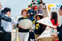 Những khách Hàn Quốc đầu tiên trên chuyến bay charter của Vietravel Airlines đến Khánh Hòa.