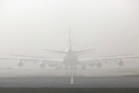 Máy bay khó hạ cánh do thời tiết sương mù.
